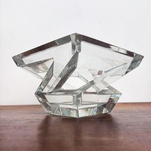 "Architecture” di Baccarat: centrotavola in cristallo - Immagine di tre quarti dal basso