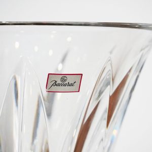 “Brigitte” di Baccarat: vaso in cristallo - Dettaglio del bordo superiore con adesivo della manifattura