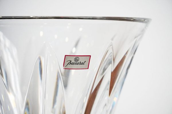 “Brigitte” di Baccarat: vaso in cristallo - Dettaglio del bordo superiore con adesivo della manifattura