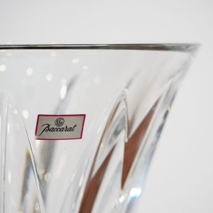 “Brigitte” di Baccarat: vaso in cristallo - Dettaglio del bordo superiore con adesivo della manifattura