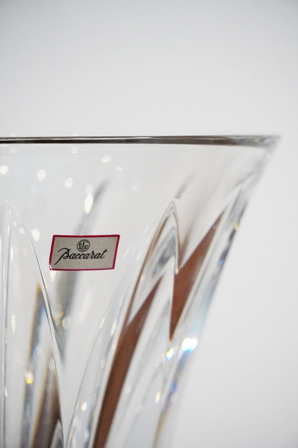 “Brigitte” di Baccarat: vaso in cristallo - Dettaglio del bordo superiore con adesivo della manifattura