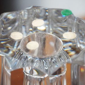 “Brigitte” di Baccarat: vaso in cristallo - Dettaglio della base con marchio della manifattura