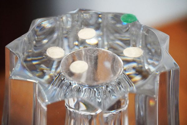 “Brigitte” di Baccarat: vaso in cristallo - Dettaglio della base con marchio della manifattura