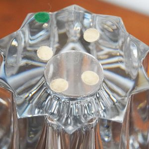 “Brigitte” di Baccarat: vaso in cristallo - Dettaglio della base con marchio della manifattura