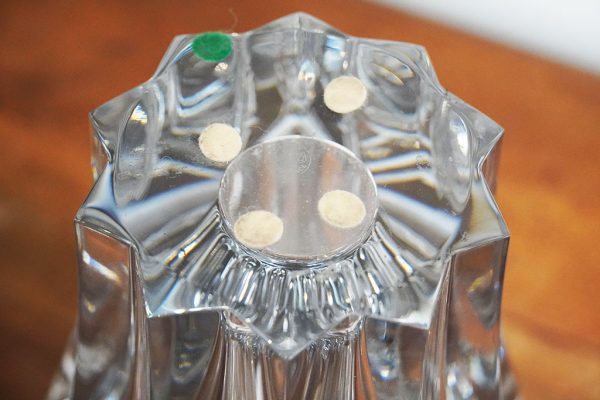 “Brigitte” di Baccarat: vaso in cristallo - Dettaglio della base con marchio della manifattura