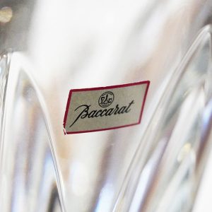 “Brigitte” di Baccarat: vaso in cristallo - Dettaglio dell'adesivo