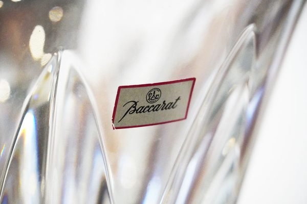 “Brigitte” di Baccarat: vaso in cristallo - Dettaglio dell'adesivo