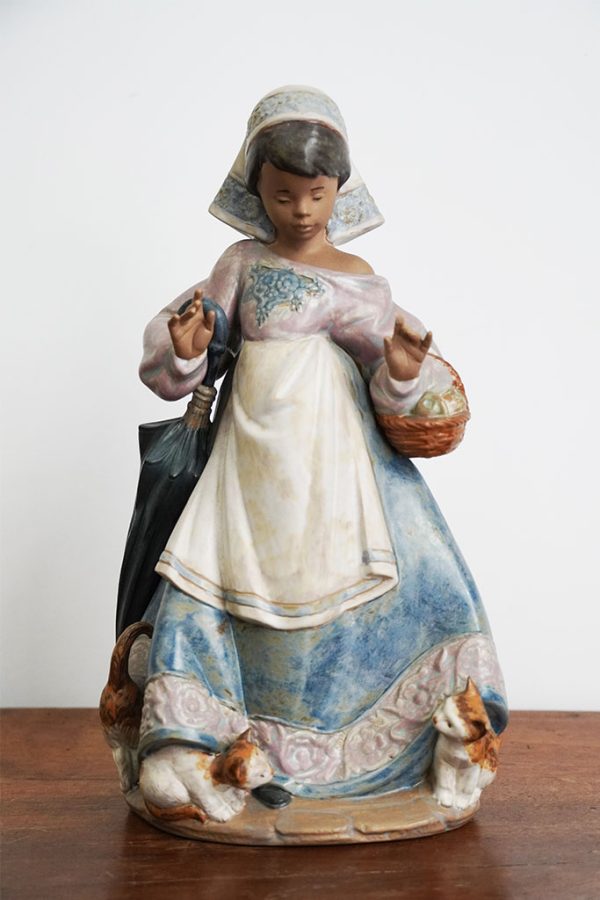 Tre statuine Lladrò in gres porcellanato - La seconda statuina