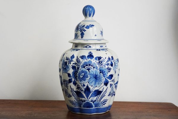 Trittico Delft: due vasi e piatto in porcellana - Immagine principale: il vaso