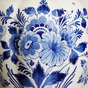 Trittico Delft: due vasi e piatto in porcellana - Particolare del vaso