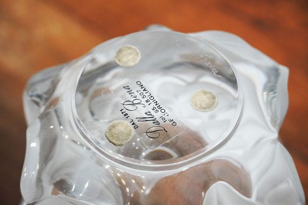 Vaso in cristallo Lalique “Hedera” - Dettaglio della base con incisione