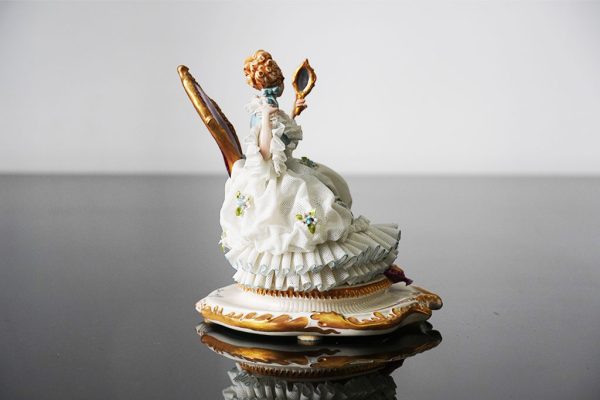 Dama in porcellana di Capodimonte di Giuseppe Cappè - Vista laterale
