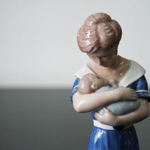 Statuetta Royal Copenaghen “mamma con bambino” - Dettaglio
