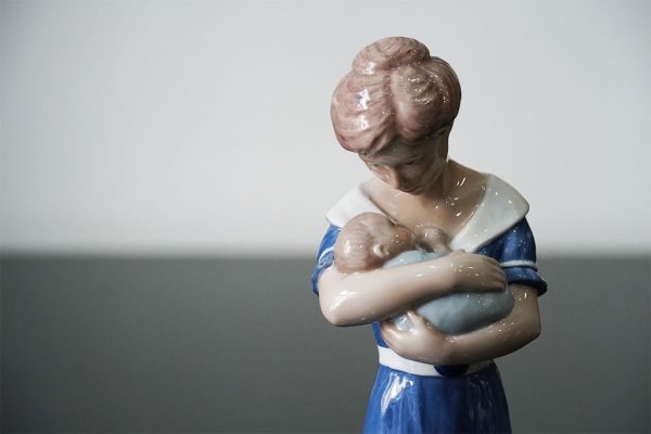 Statuetta Royal Copenaghen “mamma con bambino” - Dettaglio
