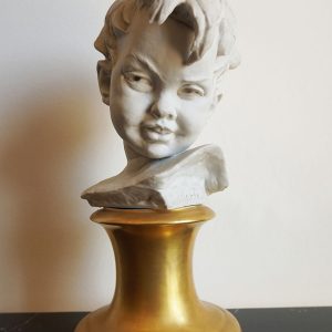 Bruno Merli: statua di bambino in ceramica biscuit, Capodimonte - Immagine da altra visuale