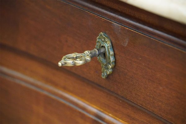 Comò liberty in noce, ripiano in marmo rosso di Verona - Particolare della serratura