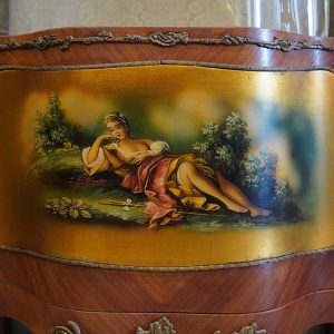 Vetrina anni ’40/’50 stile Luigi XV - Particolare del decoro