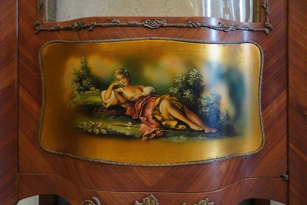 Vetrina anni ’40/’50 stile Luigi XV - Particolare del decoro