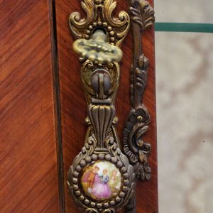 Vetrina anni ’40/’50 stile Luigi XV - Particolare della maniglia e della serratura