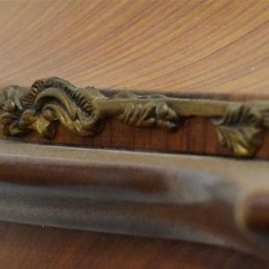 Vetrina anni ’40/’50 stile Luigi XV - Particolare delle decorazioni con bronzo