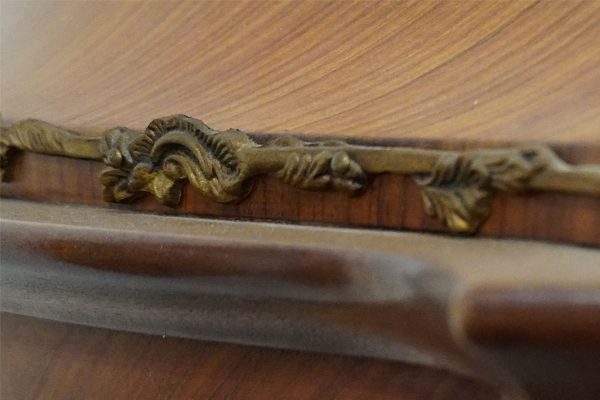 Vetrina anni ’40/’50 stile Luigi XV - Particolare delle decorazioni con bronzo