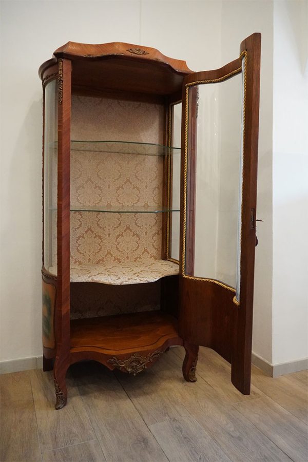 Vetrina anni ’40/’50 stile Luigi XV - Aperto, di tre quarti