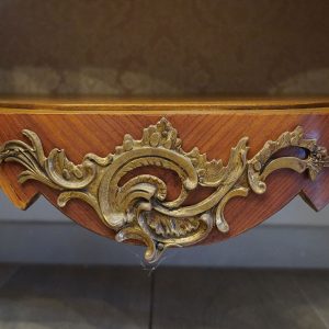Vetrina anni ’40/’50 stile Luigi XV - Particolare delle decorazioni con bronzo