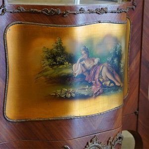 Vetrina anni ’40/’50 stile Luigi XV - Particolare del dipinto