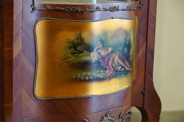 Vetrina anni ’40/’50 stile Luigi XV - Particolare del dipinto