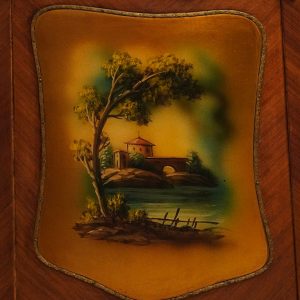 Vetrina anni ’40/’50 stile Luigi XV - Particolare di uno dei dipinti